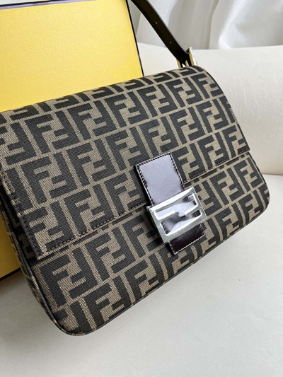 フェンディバッグ側面デザイン